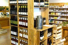 Présentoir à vins dans magasin Bio, 100% récup, palettes récupérées et finition huile teintée miel.