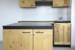 cuisine en bois composite laqué noir sur mesure et façades 100% récup en palettes, finition huile teintée miel.